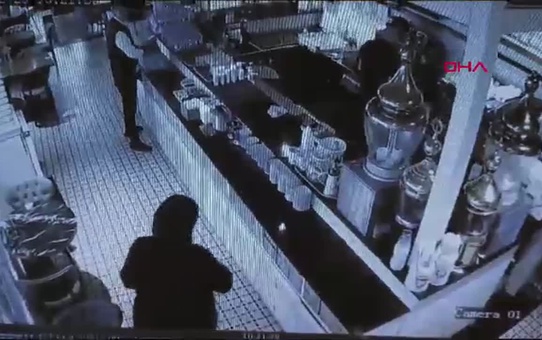 Pastanede Ekmek Parçası Boğazına Kaçan Kadın Kurtarıldı