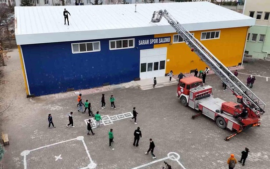 Kırıkkale'de İtfaiye Ekipleri Öğrencilerin Toplarını Kurtardı