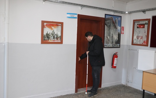 Görme Engelli Öğretmen, Öğrencilerin Rehberi Oluyor