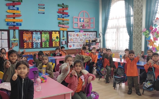 Öğrencilerden Gazetecilere Kutlama
