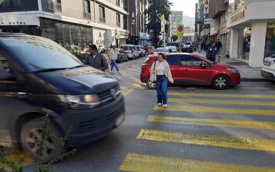 İzmir'de Yayalara Yol Vermeyen Sürücüler