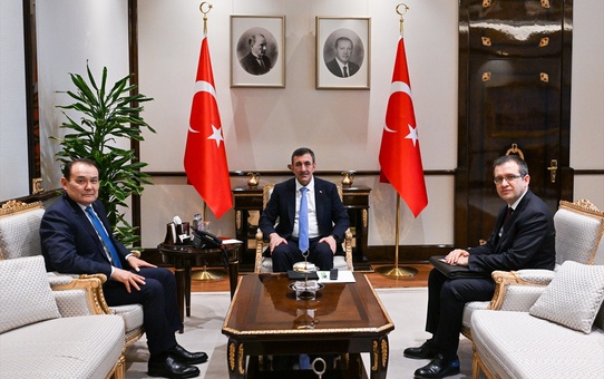 Yılmaz, Yatırım Fonu Başkanı Amreyev'i Kabul Etti