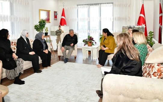 Malatya Valisi Yavuz'un eşi Selda Yavuz'dan şehit ailelerine ziyaret