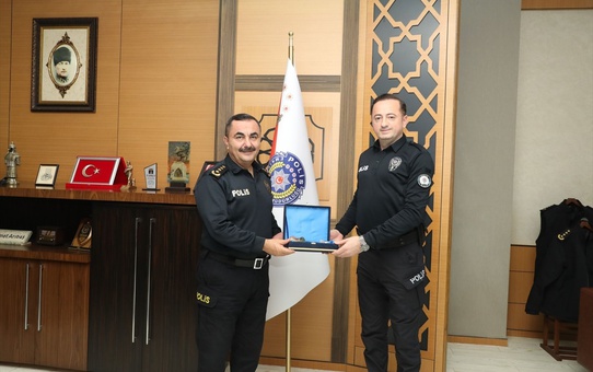 Polislerden Kahramanlık Ödülü
