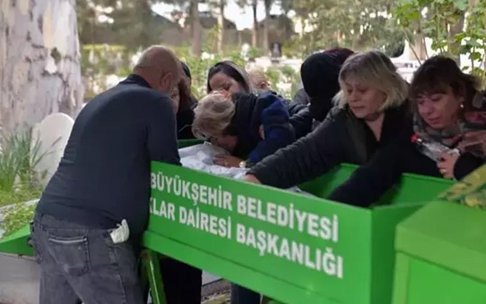 Tabutu açan anne, oğlunun cenazesine sarılarak öptü