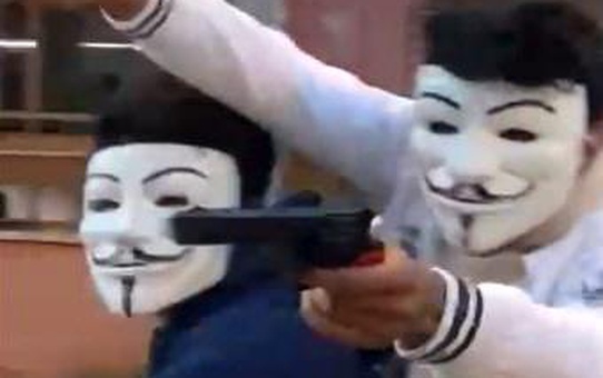 Antalya'da Maskeli Gençlerin Oyuncak Silah Şoku