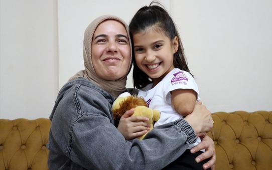Depremde Kayıp Yaşayan Anneye Emanet Kızı Teselli Oluyor