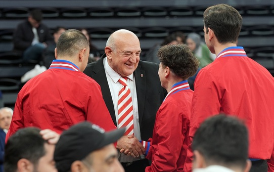 Anadolu Efes, Bursaspor'u Mağlup Etti