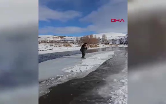 Buz Kütlesi Üzerinde Balık Avlamaya Çalıştı