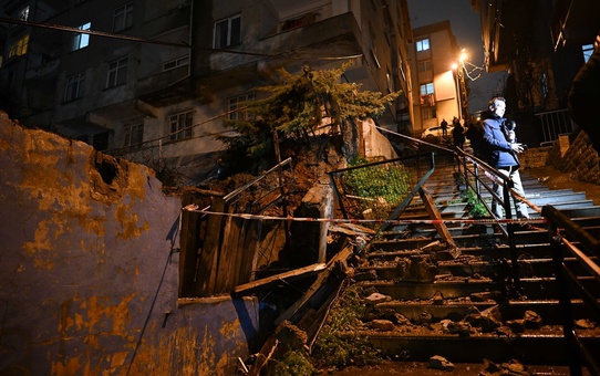 Beyoğlu'nda İki Bina Boşaltıldı
