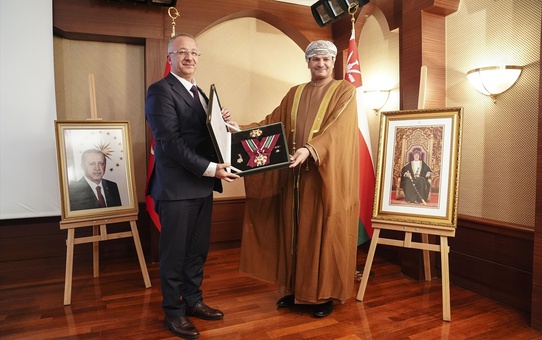 Umman Elçisinden Rektör Ünal'a Onur Nişanı