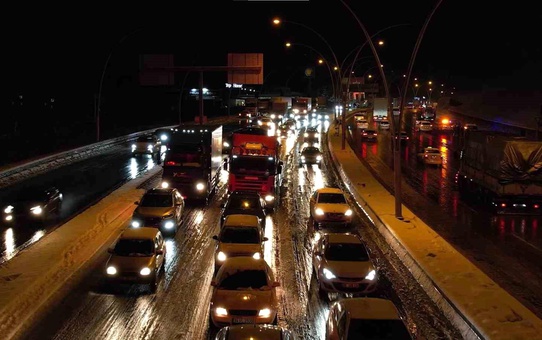 Ankara'da Kar Yağışı ve Trafik Kazası Ulaşımı Felç Etti