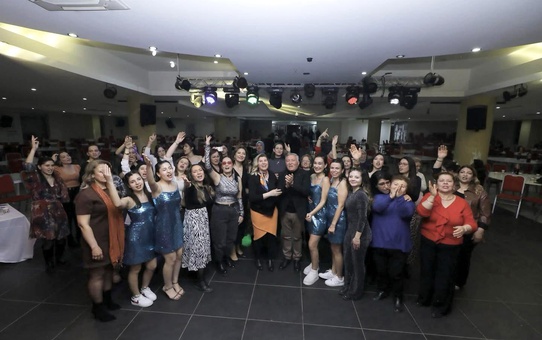 Honaz'da Kadınlar Matinesi ile Eğlenceli Bir Gece