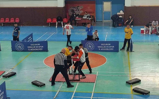 Oltu Lisesi Bilek Güreşi'nde Başarı