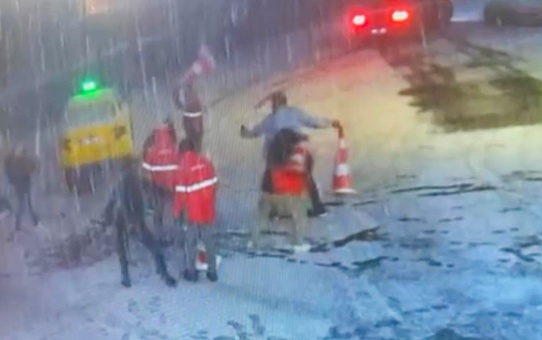 ''Seni öldüreceğim'' diyerek iş insanına bıçakla saldırdı, çalışanlar dubalarla vurdu