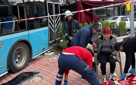 Halk otobüsü park halindeki araçlara çarpıp, kafeye girdi; 4 yaralı