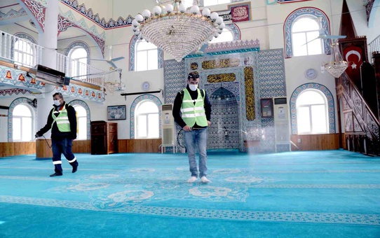 Bayraklı'da Camiler Ramazan İçin Dezenfekte Ediliyor