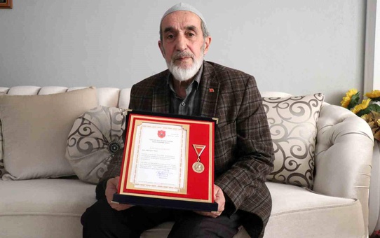 Şehit oğlunun maaşını ve sattığı arsanın gelirini TSKGV'ye bağışladı