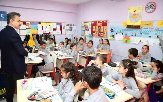 Dikili'de Minik Sınıf Başkanı, Belediye Başkanı'nı Sınıfa Getirdi