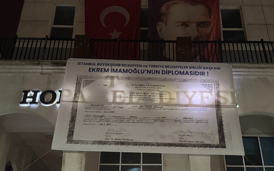 Hopa Belediyesi, İmamoğlu'nun iptal edilen diplomasını belediye binasına astı