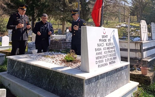 Jandarma şehit ailesini ve kabrini ziyaret etti