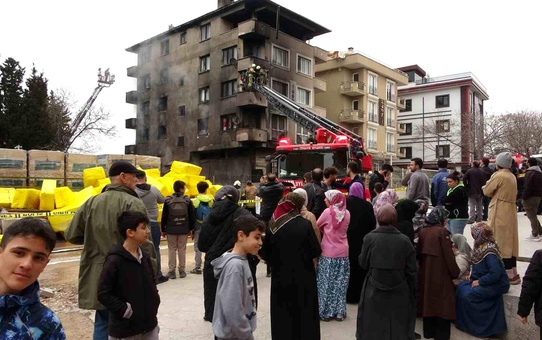 Pendik'te İnşaat Deposunda Yangın