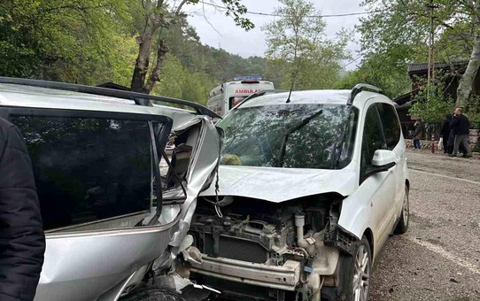 Kozan'da Trafik Kazası: 5 Ölü, 8 Yaralı
