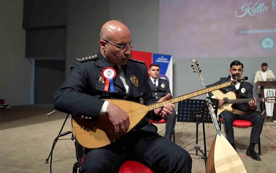 Emniyet müdürü çaldı, dinleyiciler duygusal anlar yaşadı