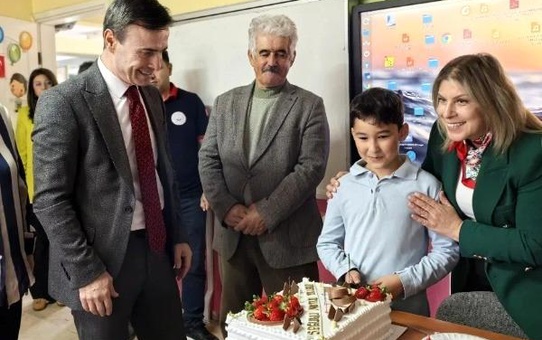 Kaymakam'dan Öğrenciye Sürpriz Doğum Günü