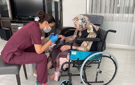 Güzellik Uzmanından Huzurevi Sakinlerine Ücretsiz Bakım