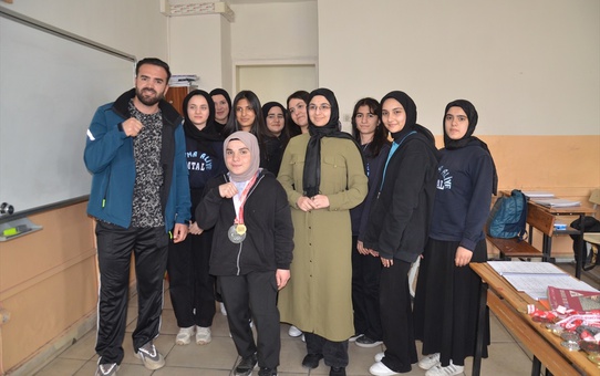 Zeliha Güven Türkiye Bilek Güreşi Şampiyonu