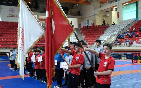Erzincan'da U15 Güreş Müsabakaları Başladı