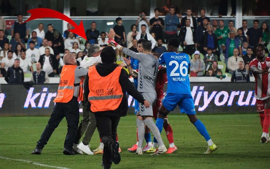 Hakem kararlarına isyan eden Bodrum FK yöneticisi Caner Tuna, bir anda sahaya daldı