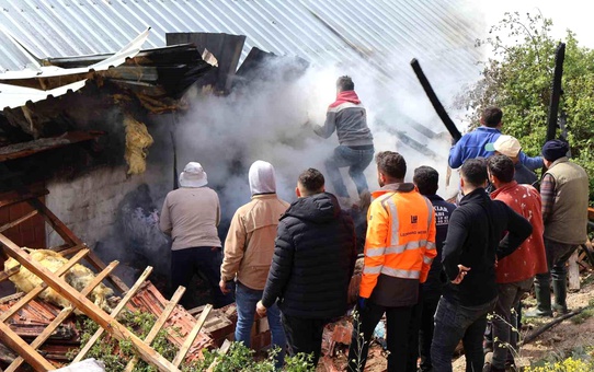 Yozgat'ta Ahırda Yangın: Vatandaşlar İtfaiyeyi Uyardı