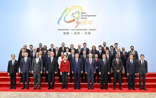 Xi Jinping Yeni Kalkınma Bankası'nı Ziyaret Etti