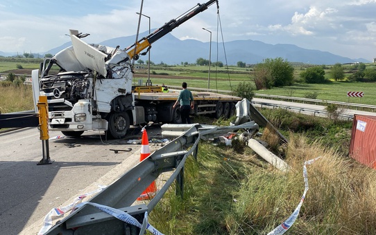 Düziçi'nde TIR Kazası: Şoför Hayatını Kaybetti