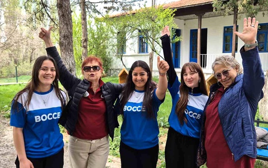 Tazelenme Üniversitesinin yaşlı öğrencileri bocce ile tanıştı