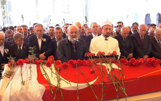 Önder'in cenaze namazını vasiyeti üzerine İhsan Eliaçık kıldırdı