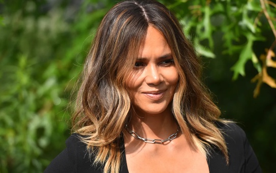 Halle Berry iç çamaşırı giymeden kırmızı halıya çıktı