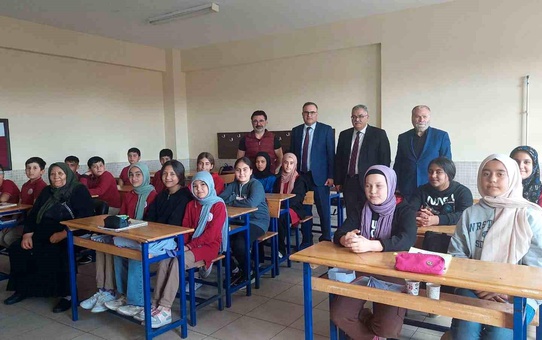 Konya'da şehit annesi oğlunun adının verildiği okulda öğrencilerle buluştu