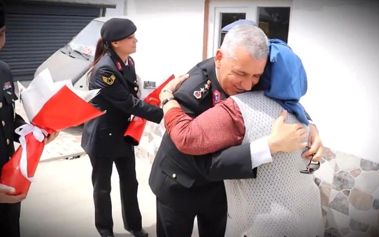 Çanakkale'de jandarmadan anlamlı Anneler Günü ziyareti