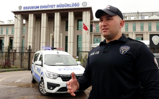 Polisten Yağmurlu Günde Yardım Eli