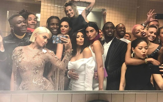 Ünlü sunucudan magazin dünyasını sarsacak sözler: Onları tuvalette yakaladım