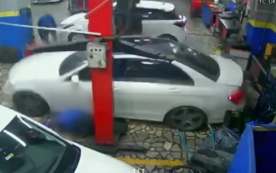 İş yeri sahibi 'Bir şey olmaz' dedi, tamirci 2.5 tonluk aracın altında kalarak can verdi