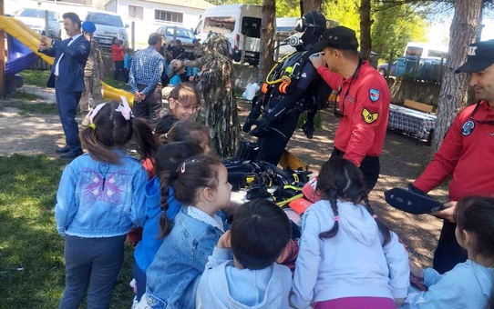 Jandarma minik öğrencileri bilgilendirdi