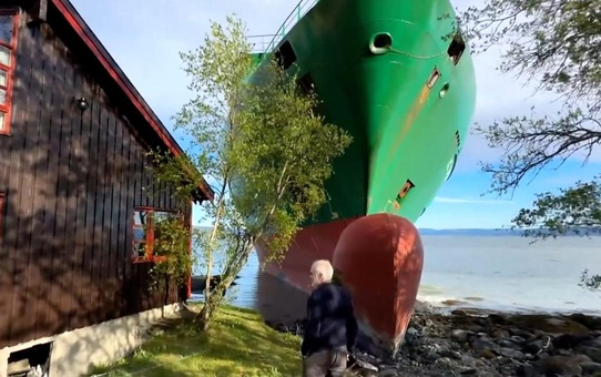 Norveç'te Bahçeye Gemi Oturdu