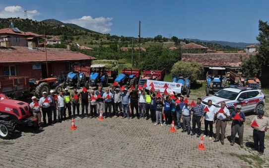 Traktör Sürücülerine Reflektör Eğitimi