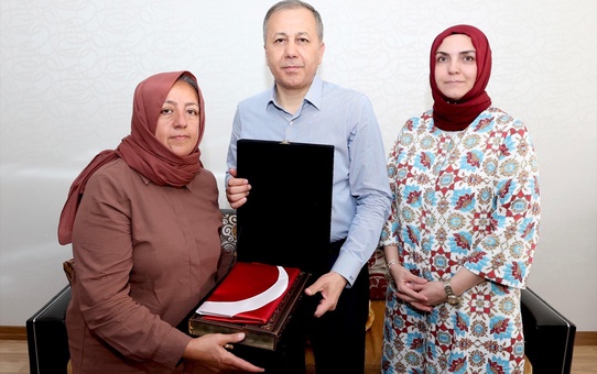 Bakan Yerlikaya, 2 yıl önce şehit olan çarşı ve mahalle bekçisi Halil Kara'nın ailesini ziyaret etti