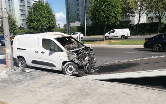 Bakırköy'de Ticari Araç Yangını