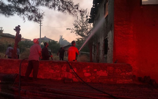 Osmaneli'nde Metruk Bina Yangınında Kullanılamaz Hale Geldi